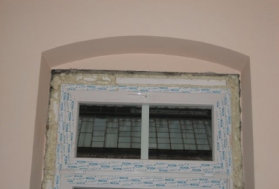 Błędy montażu okien pcv. Błąd wymiarowania. Okno za niskie i za wąskie. Nadmierne luzy dylatacyjne w obrębie połączenia okna z ościeżą. Wadliwa konstrukcja okna ? brak elementów poszerzających. Niepełne uszczelnienie w obrębie szczeliny dylatacyjnej.