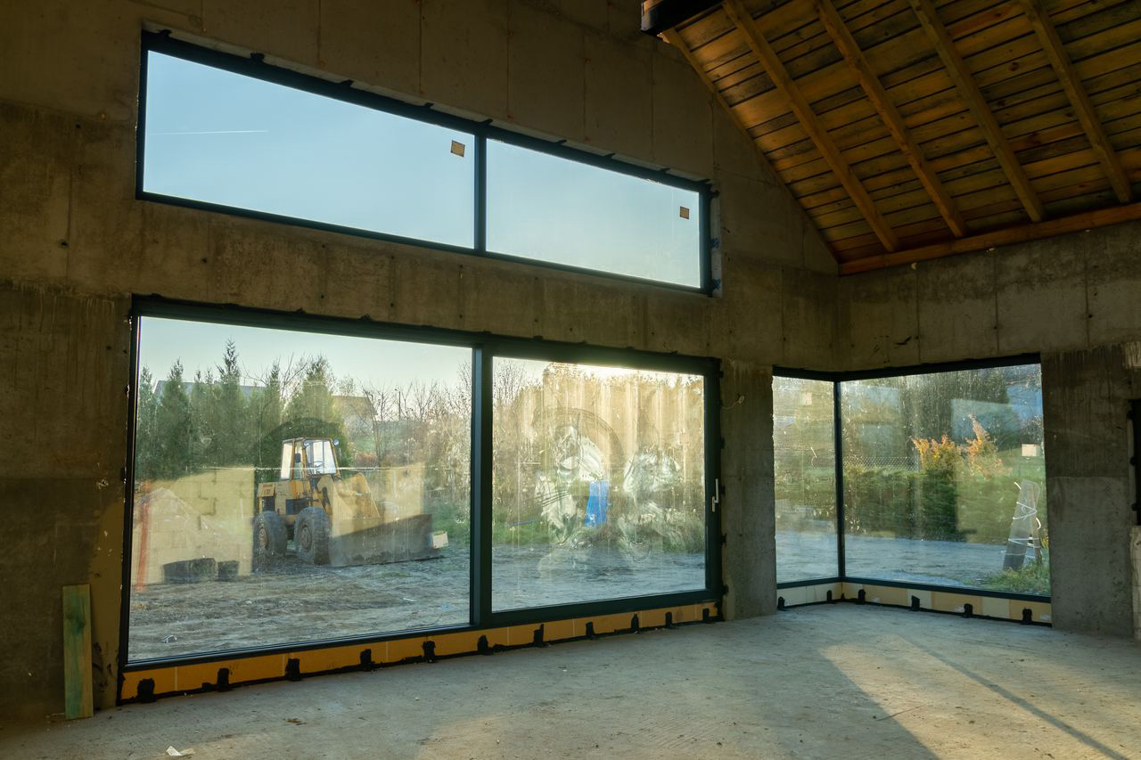 Panoramiczne, wielkoformatowe okna aluminiowe w domu typu nowoczesna stodoła. Fot. Novobudowa
