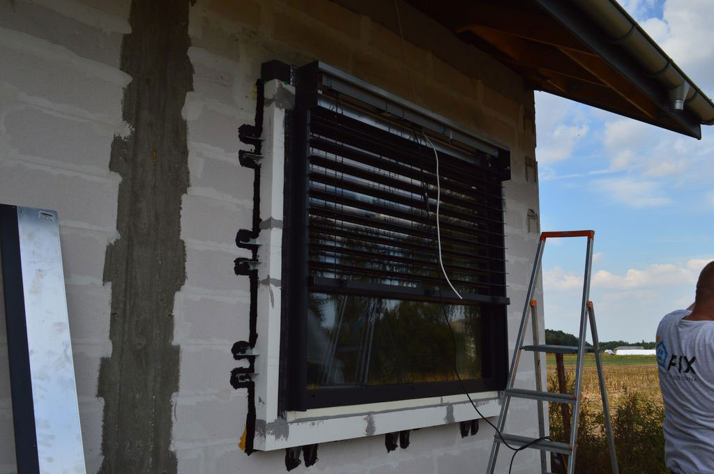 Żaluzja fasadowa SELT 90 Z BOX, test sprawności działania z piórami ustawionymi prostopadle do płaszczyzny okna.