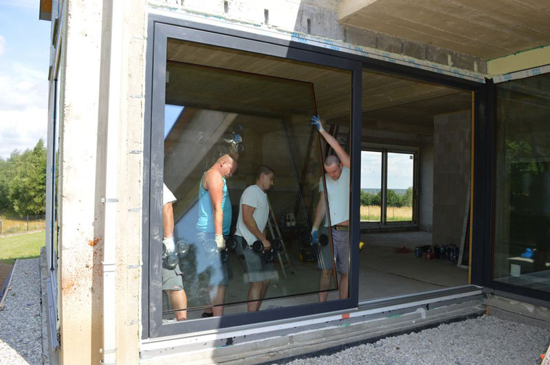 Montaż drzwi balkonowych unoszono-przesuwnych HST jako elementu zestawu okien narożnych z glass cornerem