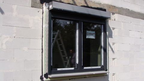 AMAR - montaż okna z roletą zewnętrzną w warstwie ocieplenia