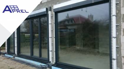 Aprel - montaż dużych okien z żaluzjami fasadowymi w systemie Ciepłej Belki Montażowej