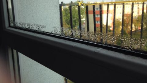 Wpływ przebiegu izoterm na kondensację pary wodnej na powierzchni okien i szyb zespolonych
