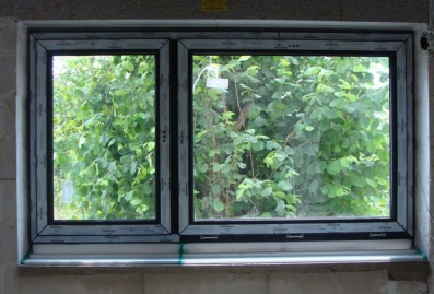 Montaż okien. Ciepły parapet. Widok gotowego zamontowanego okna od wewnątrz.