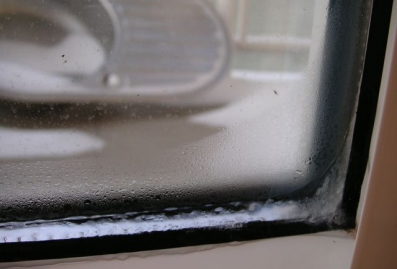 Woda na szybie. Wady konstrukcji okna. Wypaczone profile okienne. Niewłaściwy dobór uszczelek. Zimna krawędź szyby zespolonej.