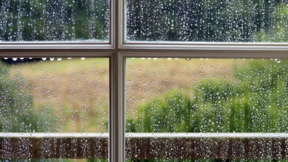 Okno wystawione na oddziaływanie deszczu i wiatru