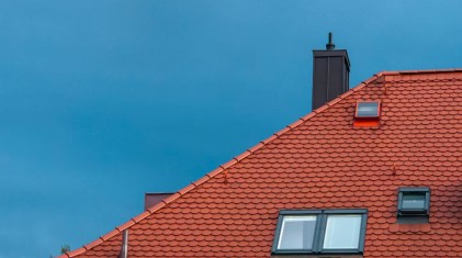 Jak prawidłowo zamontować okna dachowe? Poznaj podstawowe zasady!