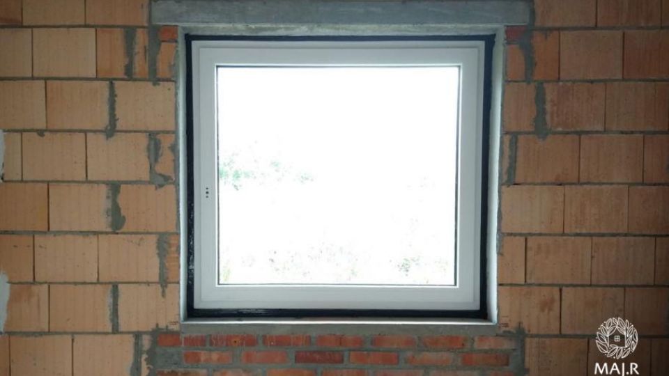 Prawidłowy, szczelny montaż okna z wykorzystaniem powłoki uszczelniającej