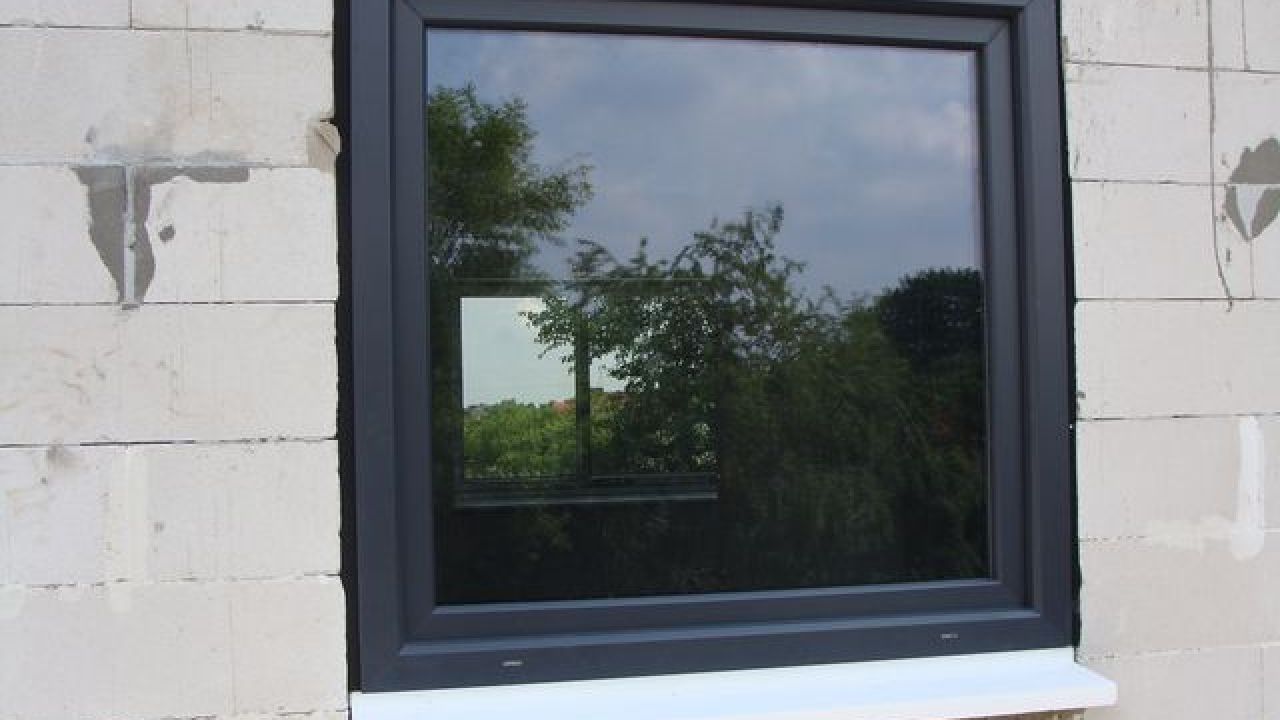 Montaż okien. Ciepły parapet. Widok gotowego zamontowanego okna od zewnątrz.
