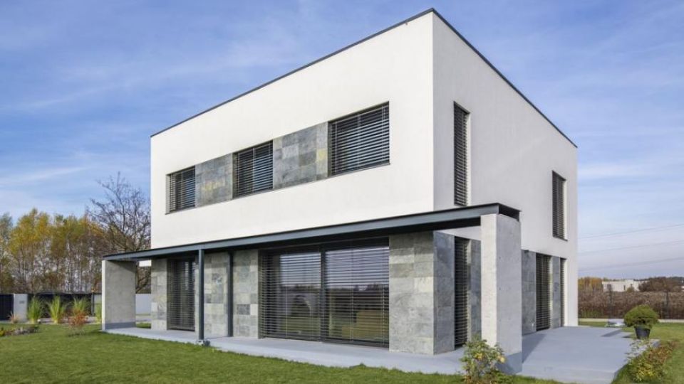 Dom jednorodzinny pod Warszawą z drzwiami przesuwnymi SchücoThermoSlide i oknami Schüco z PVC-U w standardzie pasywnym  Fot.: Schüco