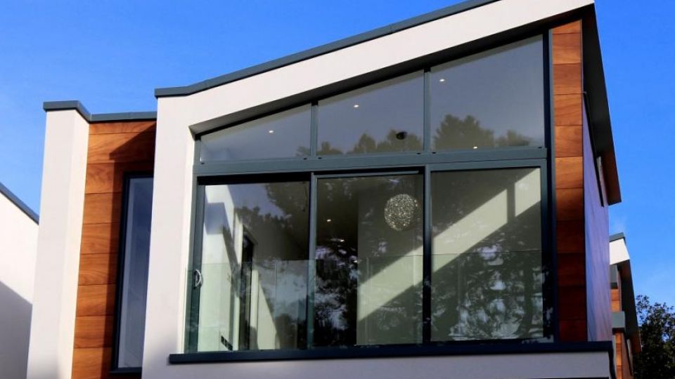 Okna aluminiowe w nowoczesnym budynku