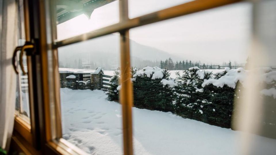 Zimowy widok przez okno