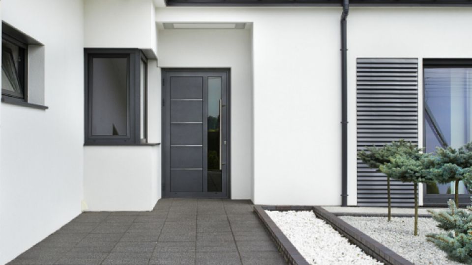 Aluminiowe drzwi panelowe Yawal w domu jednorodzinnym